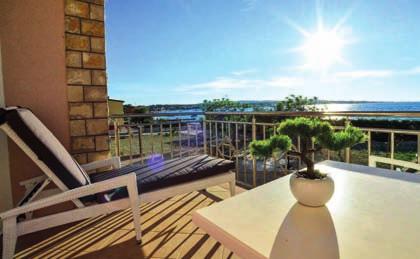 vybavení: restaurace, aperitiv bar, směnárna, WI-FI na recepci ZDARMA, sejf (za příplatek), market, cukrárny. Ubytování: apartmány LANTeRNA SUNSeT (hr-01854) - typ Apt.