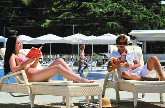 SPort: venkovní bazén, dětský bazén, tenisové kurty, stolní tenis, minigolf, dětské hřiště, půjčovna kol, ový volejbal, aerobic, animace, večerní program s živou hudbou, vodní sporty.
