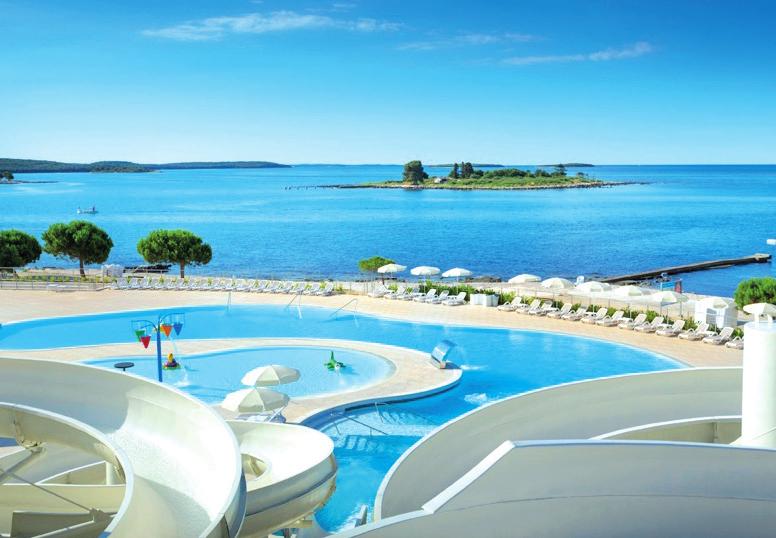 APARTMáNY - vlastní (možnost dokoupení snídaní a večeří). Pláž: přírodní kamenitá, oblázková cca 50-300 m.