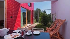 2+2 PReMIUM - velikost cca 54 m 2 - jedna 2lůžková ložnice, denní místnost se 2 lůžky (rozkládací gauč vhodný pro 2 děti do 12 let nebo 1 dosp. osobu), dvoupodlažní apartmány typ Apt.