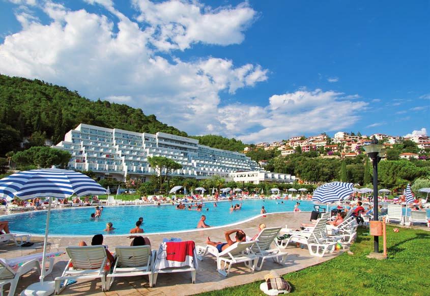 vybavení: restaurace, aperitiv bar, pizzerie, směnárna, výtah, WI-FI ZDARMA, prodejna suvenýrů, market, taneční terasa, parkoviště ZDARMA.