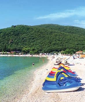 Obědy v rámci plné penze/all INCLUSIVe LIGhT jsou podávány v jednom z hotelů. Pláž: oblázková, přírodní kamenitá, cca 100 m, vhodná, sprchy na i. SPort: 2x vnitřní bazén (v 7. a 8.