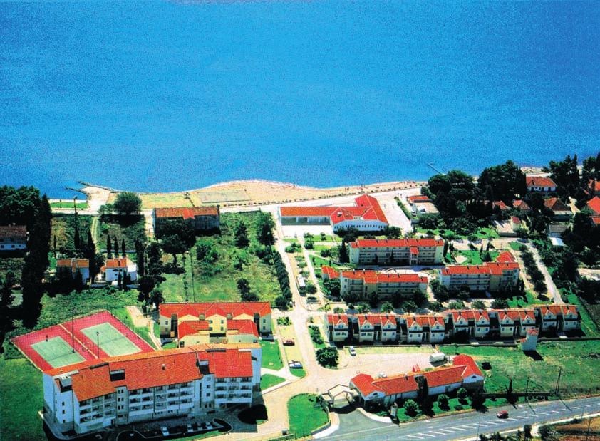 cca 500 m od centra městečka Sv. Filip i Jakov a cca 3 km severně od Biogradu na Moru. vybavení: restaurace, ová restaurace, aperitiv bar, WI-FI v celém komplexu ZDARMA, parkování ZDARMA.