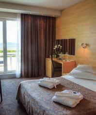 Pokoje označené ST se nachází v druhé části hotelu (propojené tunelem). Pokoj typu 2+2 FAMILY má 2 propojené 2 lůžkové pokoje. Stravování: polopenze - snídaně a večeře formou bufetu.