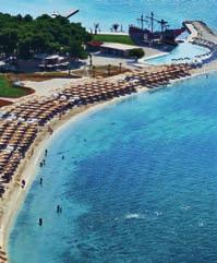 ** pokoj typu Comfort Poloha: hotel je součástí rozsáhlého hotelového a sportovně-relaxačního komplexu Amadria Park, který leží v zátoce obklopené borovým lesem cca 6 km od městečka Šibenik, je známý