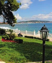 4(+1) - dvě 2lůžkové ložnice, denní místnost s rozkládacím gaučem (pro do 12 let), balkon, vždy vybavený kuchyň. kout, sprcha a WC, SAT TV, WI-FI, telefon. Apartmány typu APT.