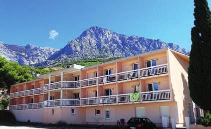 severně od města Makarska. Poloha pavilonů přímo vybízí k příjemným procházkám podél moře do výše zmíněných turistických letovisek.