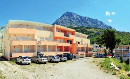 km severně od města Makarska. Poloha pavilonů přímo vybízí k příjemným procházkám podél moře do výše zmíněných turistických letovisek.