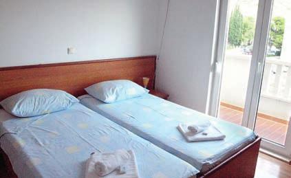 Na místě možnost dokoupení mobilní v pavilonu Dukić B (není k dispozici pro všechny ubytovací jednotky) za doplatek 10 eur/den. Stravování: vlastní nebo formou polopenze nebo plné penze.