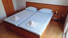 ChoRVATsko > PROMAJNA Pavilon Dukić C 15 % do 31. 12.* APT. 2+2 B extra rodinné pokoje 100 Poloha: oblíbený apartmánový pavilon se nachází v letovisku Promajna cca 3 km jižně od letoviska Baška Voda.