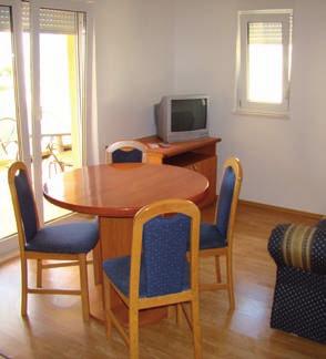 Apartmán BALKON extra má největší balkon s přímým výhledem na moře. Stravování: vlastní, s možností dokoupení polopenze nebo plné penze.