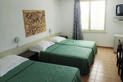 rodinné pokoje 50 30 Poloha: hotel je tvořen devíti pavilony, které jsou umístěny v zeleni v mírném svahu, v blízkosti moře, v klidnější části Makarské, cca 2 km od historického centra u