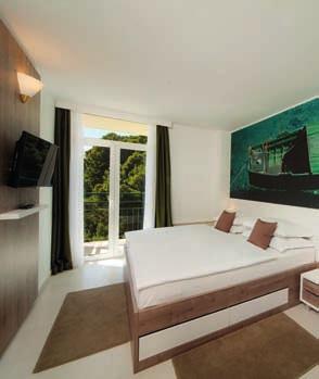 UbytoVání: HOTEL (HR-0064U) - moderní rekonstruované, klimatizované 2lůžkové pokoje se sprchou a WC, balkonem, SAT TV, WI-FI, telefonem, fénem, některé s možností přistýlky.