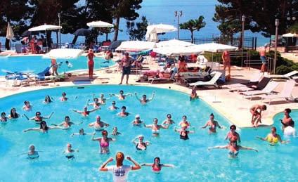 vodní gymnastika, ový volejbal, 5x týdně taneční večery s hudbou, sejf na recepci, možnost využití vnitřního bazénu v hotelu Alga. Parkování ZDARMA.