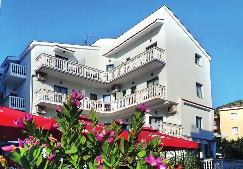 2+2(+1) BM - jedna 2lůžková ložnice a denní místnost se 2 lůžky, u některých apartmánů s možností přistýlky, typ APT. 4(+0) B - dvě 2lůžkové ložnice, typ APT.