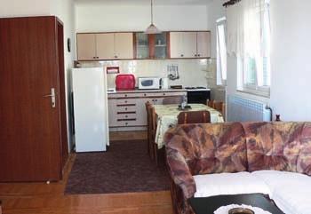Tento apartmán je orientován na město, nemá vlastní balkón, ale má k dispozici ze severní strany posezení na prostorné terase nacházející se u společného vstupu do objektu. Typ APT.
