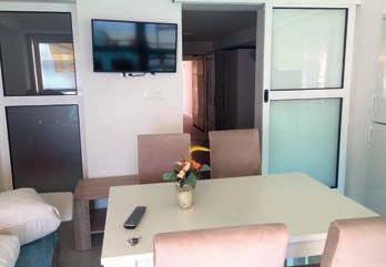 jde o pronájem celého 1. partra objektu zahrnující pronájem apartmánu APT. 2(+1) i APT. 3(+1) za zvýhodněnou cenu. Ve všech apartmánech vždy sprcha a WC, SAT TV, WI-FI (ZDARMA). StraVoVání: vlastní.
