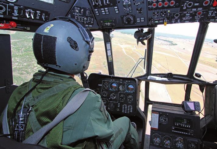 ROČENKA 2010 Vrtulníkové letectvo Výcvik byl zaměřen na přípravu létajícího i pozemního personálu pro operační nasazení v misi ISAF. Hlavním úkolem vrtulníkového letectva bylo pokračovat u 23.