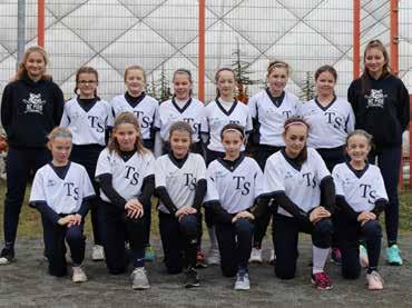 Žáková. Dolní řada: B. Švamberová, T. Hanzalová, T. Škrnová, M. Šimková, T. Filková a P. Jandová. Mimo foto T. Kubová a V. Chlupáčová.