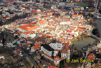 2 Město Jindřichův Hradec 2.1 Základní informace Město Jindřichův Hradec se nachází v jižních Čechách a leží přesně na 15. poledníku ve výšce 478 metrů nad mořem.