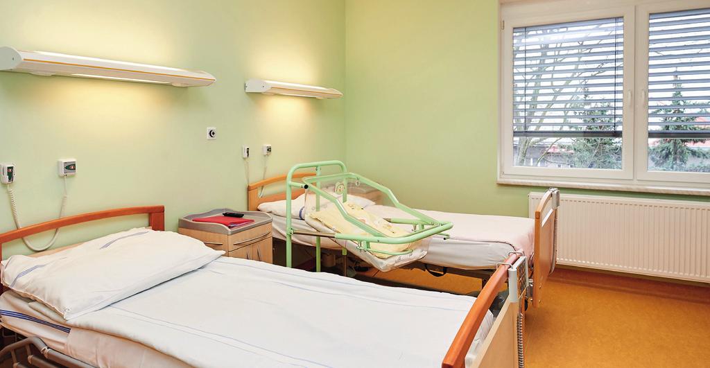 Porodnické oddělení Naše porodnické oddělení disponuje 17 lůžky. Dva pokoje jsou jednolůžkové nadstandardní, 6 pokojů je dvojlůžkových, 1 z těchto pokojů má bezbariérový přístup.