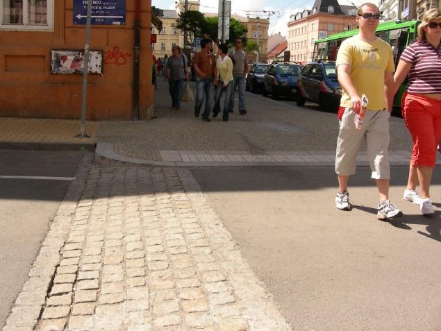 II.2.2 Podmínky pro chůzi zajistit logické uspořádání území umožňující prostupnost bez zbytečných zacházek a přispívající ke snadné orientaci (> kapitola Strukturální parametry) umožnit bezbariérový
