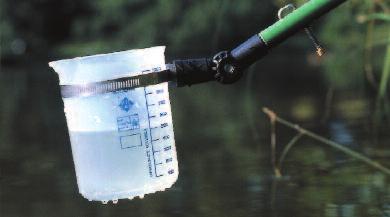 Nově s nastavitelným úhlem od 0 do 180. Rozměry kádinky: průměr 100 mm, výška 130 mm, objem 1000 ml.