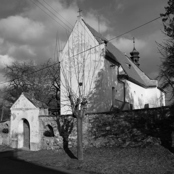 Předěl je na mnohých stavbách patrný ve formě vodorovné loţné spáry, jejíţ čitelnost zvýrazňuje rozdílná morfologie středověkého zdiva situovaného nad a pod tímto rozhraním.