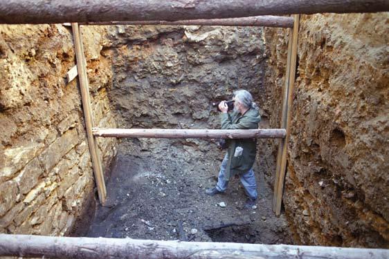 62/III a západním směrem plynule stoupají, jižně i východně od věže se úroveň tehdejšího povrchu pohybovala podstatně níže.