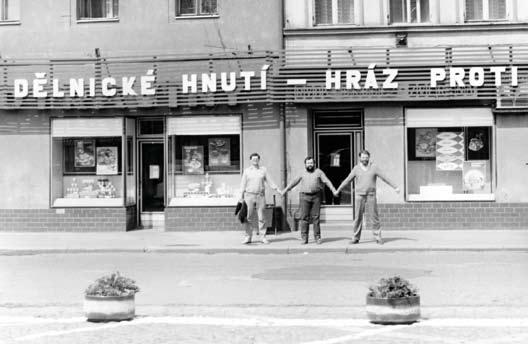 2017 Mladí členové Klubu za socialismu předvádějí hráz proti imperialismu". Zleva Josef Hrubeš, Vladimír Svačinka a Antonín Vrba. Foto: Milan Patka, před 1989.