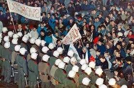 listopad v souvislosti s těmito událostmi připomíná jako Mezinárodní den studentstva. 1989 V listopadu roku 1989 si lidé chtěli připomenout 50.