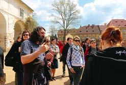 b Zámek Jezeří (okres Most), pohnutý osud monumentálního zámku se složitou stavebněhistorickou minulostí na rozhraní dvou světů hnědouhelného dolu a romantické krajiny pod Krušnými horami ohromil
