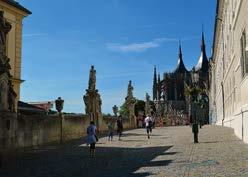 Kutná Hora, pohled z terasy pod Vlašským dvorem na bývalou jezuitskou kolej a na chrám svaté Barbory, který je nejznámějším panoramatem tohoto krásného města.