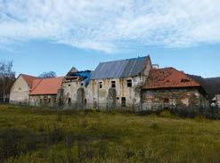 Poříčí nad Sázavou (okres Benešov), kostel sv. Havla, oprava fasády. Omítky západního průčelí kostela byly degradovány vlivem povětrnosti, proto byly opraveny a znovu natřeny v původní barevnost.