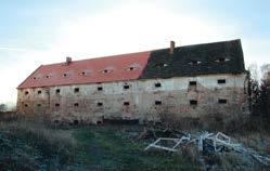 Tím je alespoň budova zámku ochráněna před devastací. Ostatní budovy v areálu jsou však nadále havarijní, nejvážnější je situace barokních sýpek, jejichž střechy jsou před zřícením.
