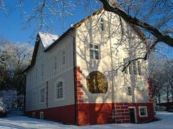 a a b Vrchotovy Janovice (okres Benešov), zámecký park: a původní subtilní dřevěné oplocení předdvoří na snímku z roku 1930 s Mary Cooney na kamenné lavici; b dnešní stav s kovanou výplní (foto H.
