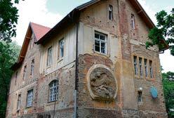 Zchátralé budovy se ujala obec a v příštím roce mají být zahájeny práce na odstranění havarijního stavu. V nejbližší době mají být provedeny nejnutnější opravy střechy a obvodového zdiva. Ing.
