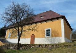a segmentově zakončenými okny, ale pouze menšími trojdílnými devítitabulkovými, rovněž segmentově zakončenými okny s parapetem, vyrobenými podle dobové fotografie.