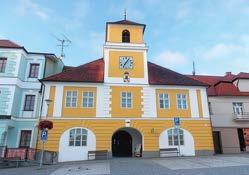 Tektonicky správně řešená fasáda nyní dává patřičně vyniknout radniční věži, vyrůstající z osy průčelí. Ing. arch.