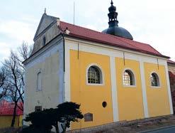 a a b Hořovice (okres Beroun), kostel sv. Jiljí: a jižní průčelí kostela na začátku roku 2016; b jižní průčelí po zakrytí nálezů, obnově plastických článků a repasi oken (foto H. Řepková).