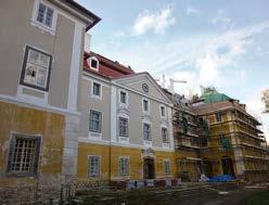 věr opravy byla osazena nová dřevěná vrata, navržená podle archivní fotografie původních vrat této brány u zámku.