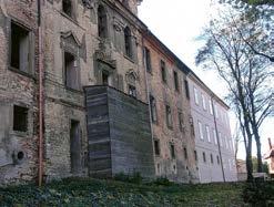 a Buštěhrad (okres Kladno), severní zámecké průčelí obrácené do parku, z něhož se obnovovala pouze nejvzdálenější, západní část na délku 6 okenních os.