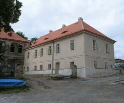 Zbývající část se zabedněným místem po kamenném portálu s balkonem vynášeným atlanty je v majetku kraje (foto E. Volfová).