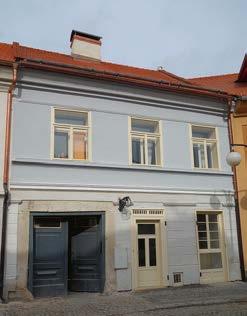 a b Břešťany (okres Kladno), barokní sýpka: a stav v roce 2012; b nová střecha sýpky s prosvětlením střední části.