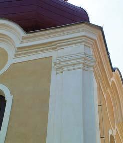 a b Sudějov (okres Kutná Hora), poutní areál s kostelem sv. Anny: a pohled na opravenou zvonici; b detail obnovené profilace (foto M. Jedlička).