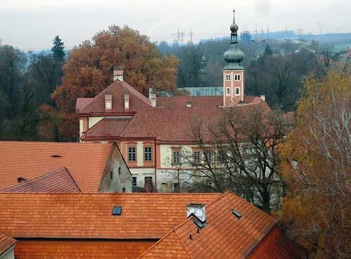 Liběchov (okres Mělník), pohled na zámek z lešení u vrcholu štítu kostela sv. Havla. Lešení zhotovené pro opravy památek vždy umožní zajímavé pohledy do okolí.