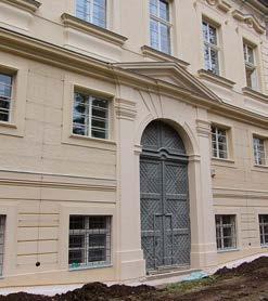 o zámecké interiéry, pokračovala i v tomto roce systematická péče vlastníka o rehabilitaci původního vzhledu, a to v severním křídle při repasi parket chodby.