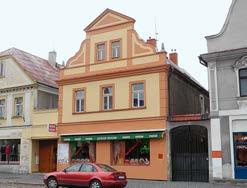 a Mnichovo Hradiště (okres Mladá Boleslav), průčelí domu čp. 32 po opravě (foto E. Vyletová). b Mnichovo Hradiště (okres Mladá Boleslav), budova základní školy čp.