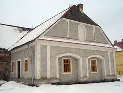severním křídle; c replika špaletových oken zhotovená podle okna levé osy (foto E. Vyletová). a zhotovené na základě archivních fotografií. Na náměstí bylo opraveno štítové průčelí domu čp. 32.