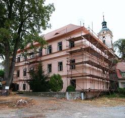 Rožďalovice (okres Nymburk), bývalé obecné školy čp. 146 jedná se o příklad dobře dochované školské stavby z poloviny 19. století pohled na střechu z jihovýchodu po realizaci nového pláště (foto M.